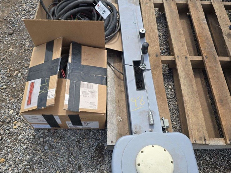 agleader-paradyne-receivers-with-rtk-unlock-and-wiring-harness,-came-off-an-8000-deere-series-image-1