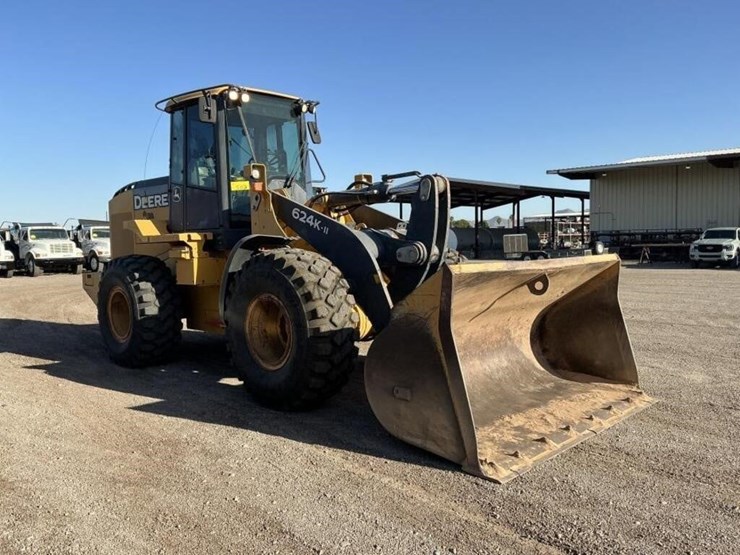 2017-deere-624k-image-4