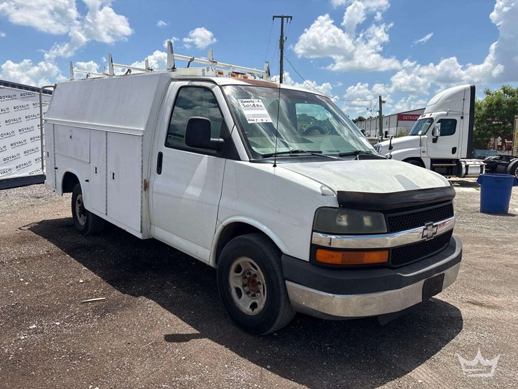 2004-chevrolet-express-3500-enclosed-service-van-image-2