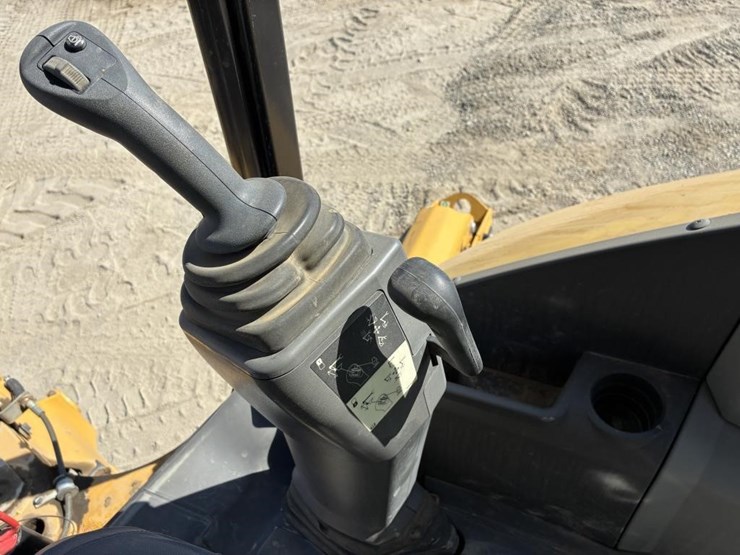 2022-caterpillar-430-image-39