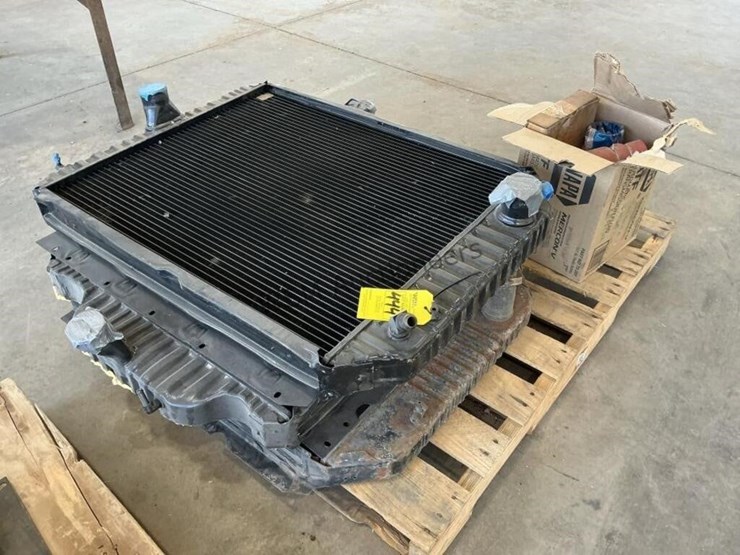 pallet-of-rebuilt-international-truck-radiators-image-2