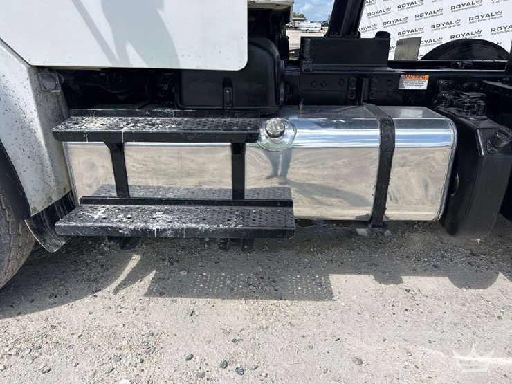 2013-freightliner-m2-106-image-23
