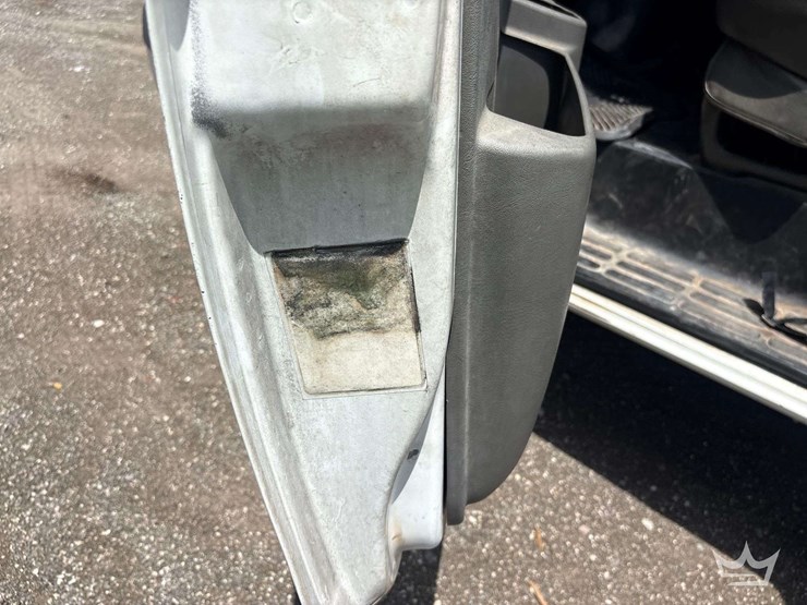 2004-chevrolet-express-3500-enclosed-service-van-image-28