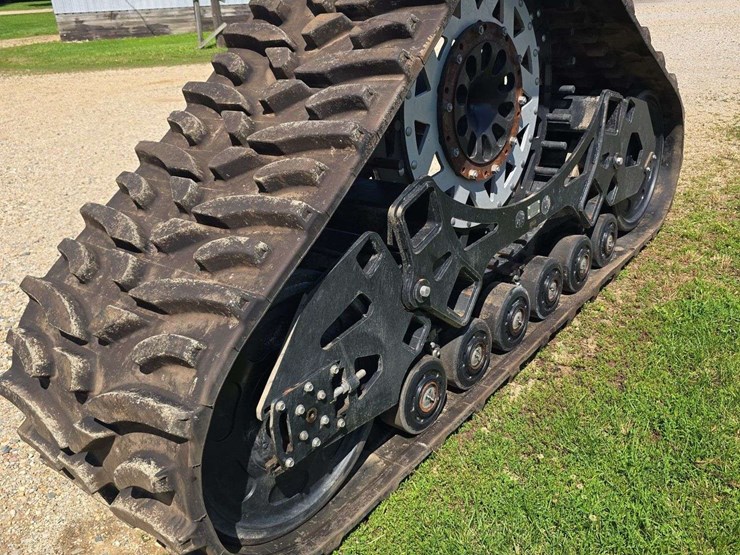 saucy-combine-tracks,-32''-very-low-use,-have-the-adapter-to-fit-a-jd-combine,-used-on-1-season-image-2