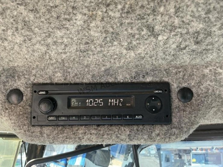 2017-deere-624k-image-24