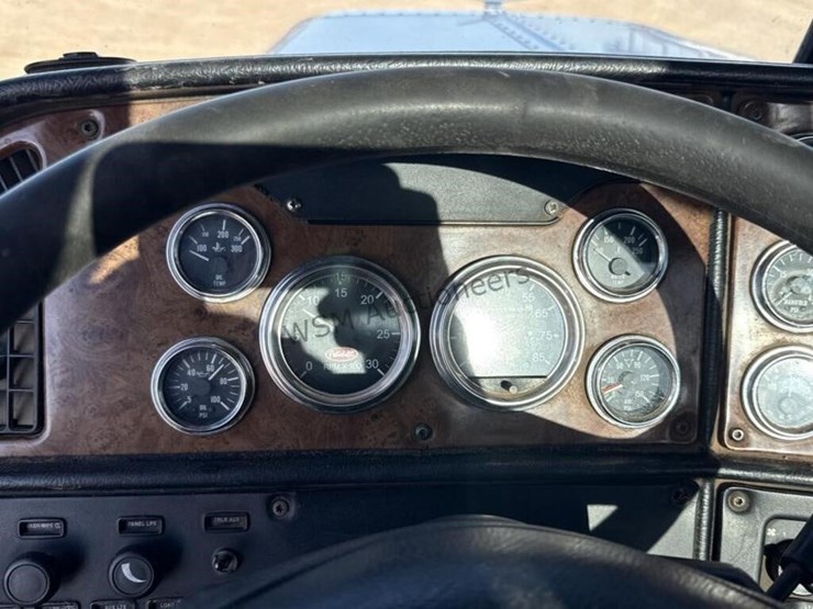 2001-peterbilt-379-image-23