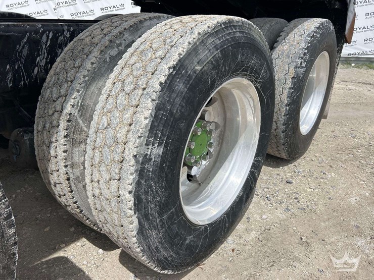 2015-peterbilt-567-image-41