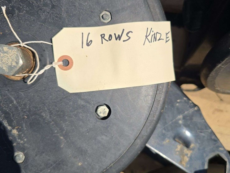 16-kinze-closing-wheel-systems-image-3