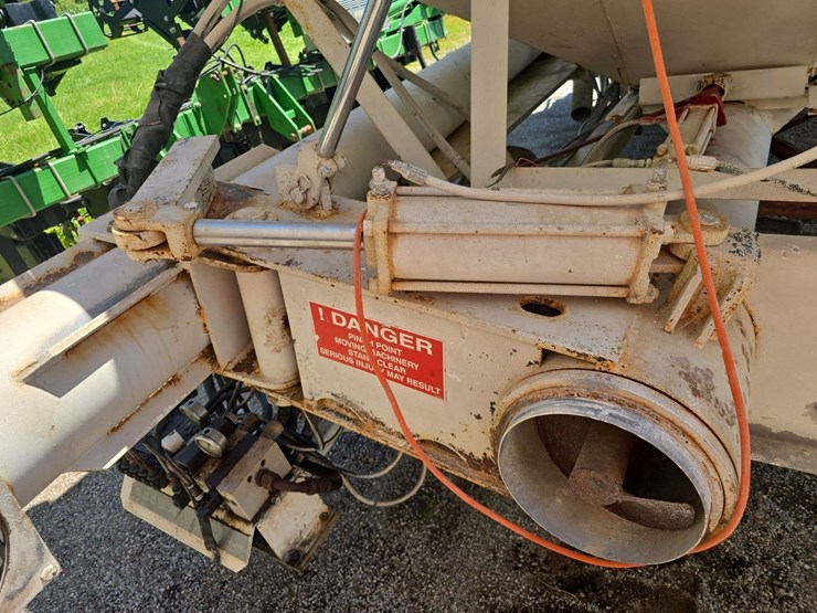 12-ton-adams-fertilizer-tender-on-running-gear,-used-last-fall,-hyd.-drive-controls,-2-compartments,-roll-tarp-image-16