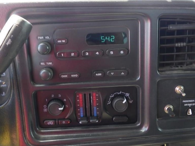 2004-chevrolet-3500-image-33