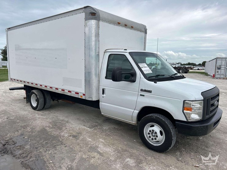 2019-ford-e350-image-2