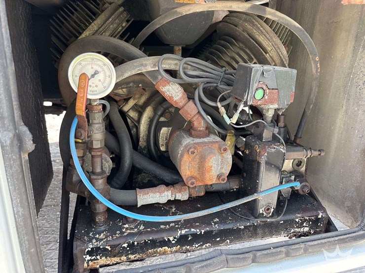 2017-freightliner-m2-106-image-14