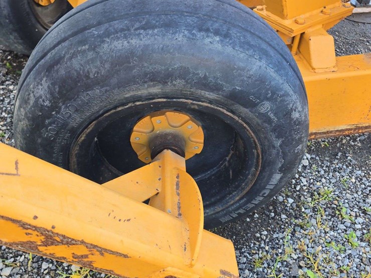 hurricane-side-arm-ditcher,-3pt,-big-1000pto,-3-hyd.-remotes,-rear-dolly-wheels,-side-counter-weight-image-9