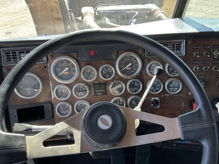 1993-peterbilt-379-image-17