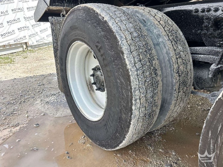 2013-freightliner-m2-106-image-42