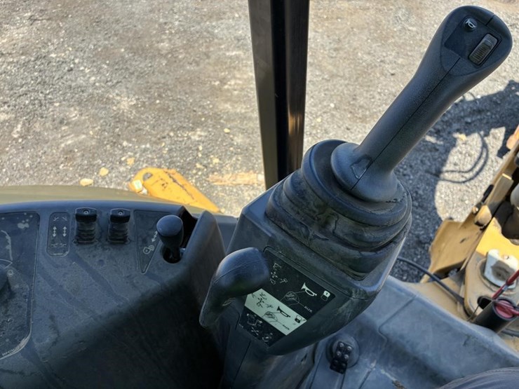 2022-caterpillar-430-image-39