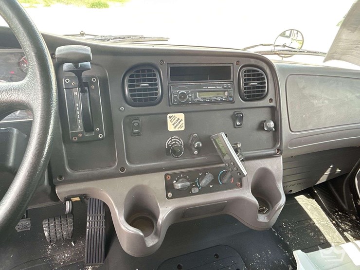2017-freightliner-m2-106-image-18