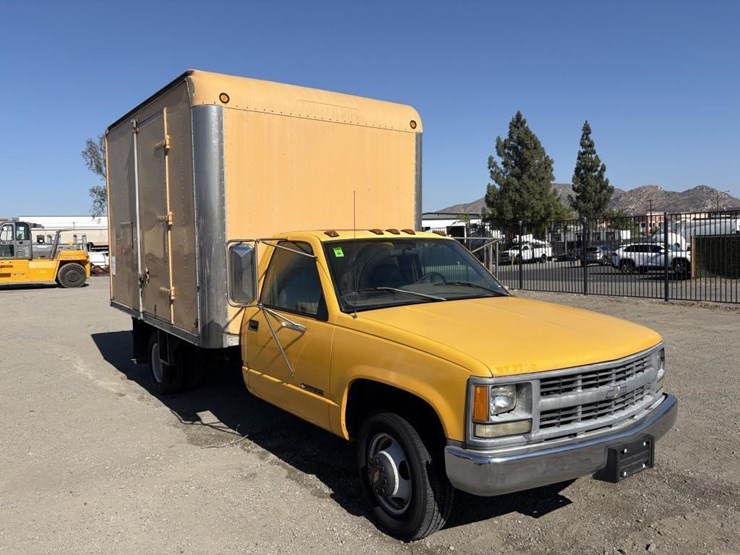 1995-chevrolet-cheyenne-3500-image-2