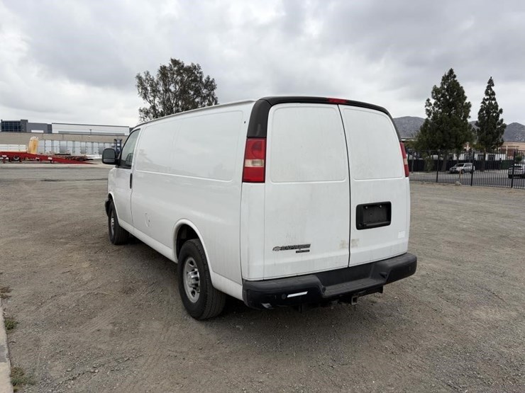 2014-chevrolet-express-3500-image-4