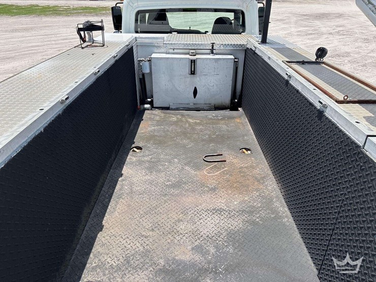 2017-freightliner-m2-106-image-21