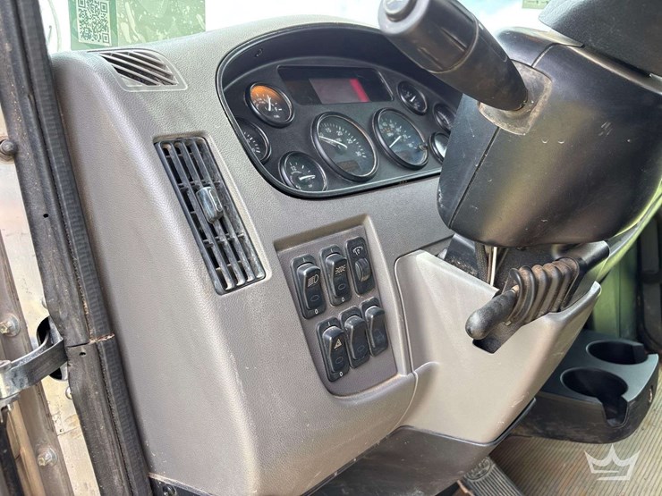 2017-peterbilt-337-image-32