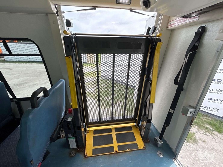 2015-ford-e450-image-27