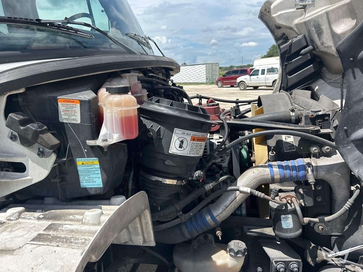 2017-freightliner-m2-106-image-10