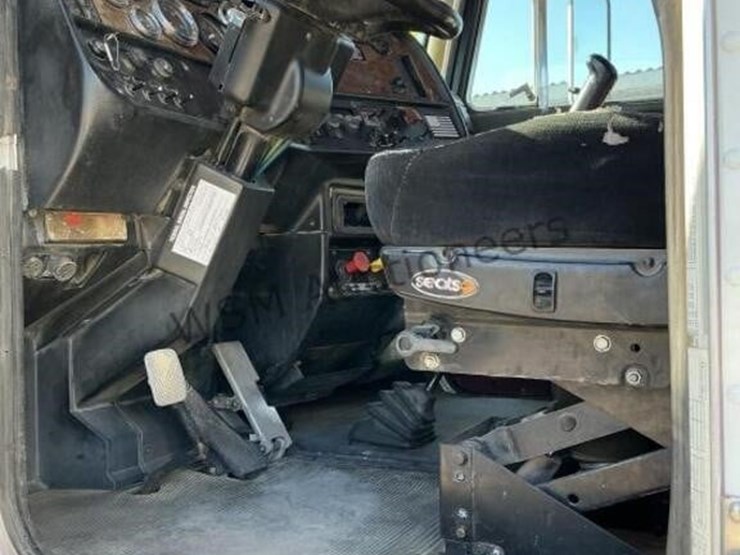 2001-peterbilt-379-image-23