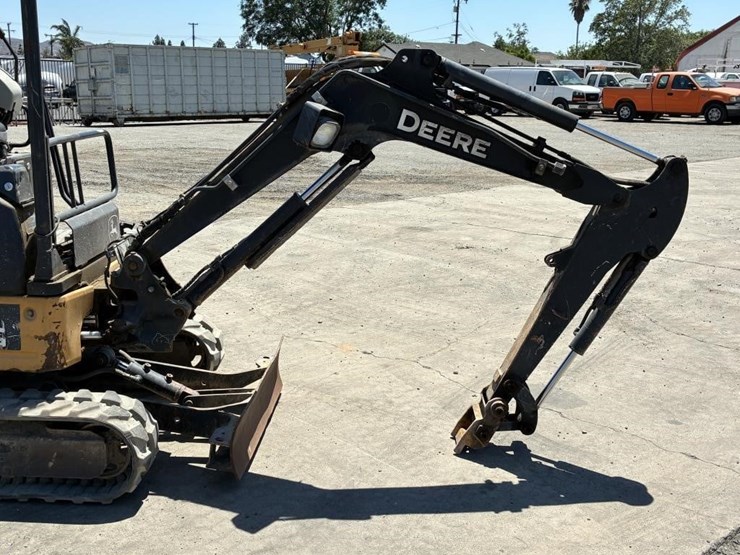 2016-deere-17g-image-6