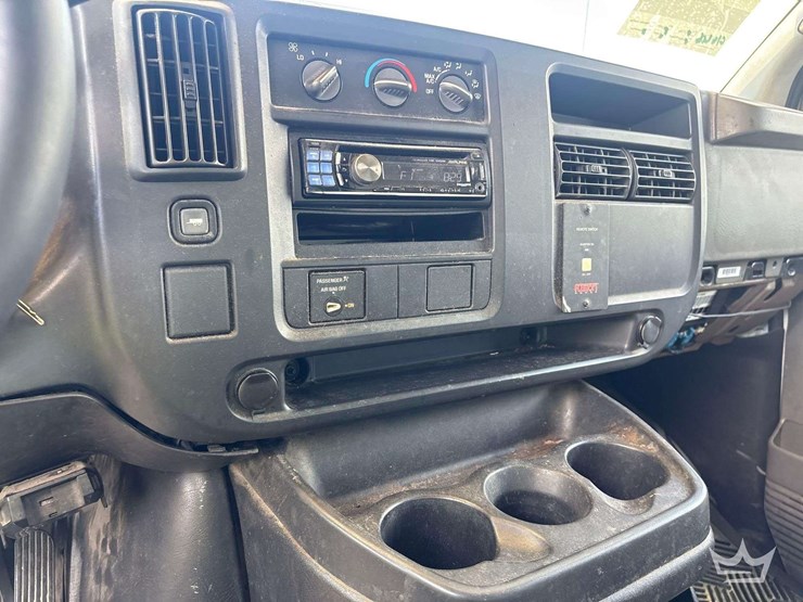 2004-chevrolet-express-3500-enclosed-service-van-image-31