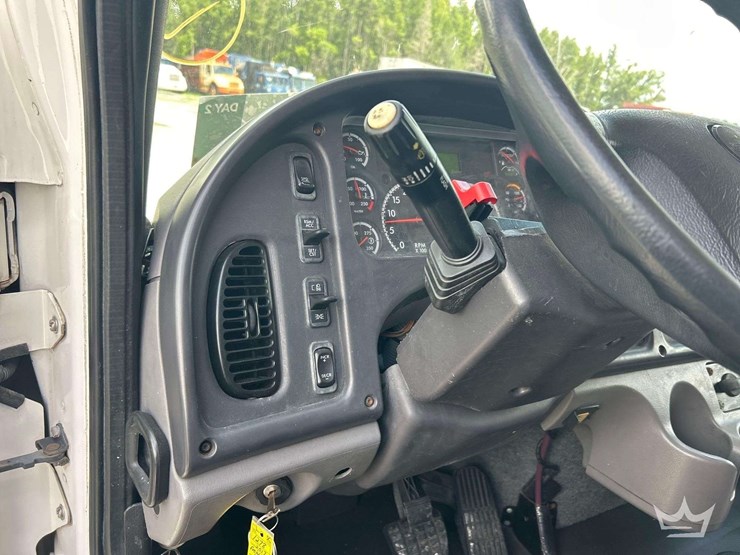 2017-freightliner-m2-106-image-15