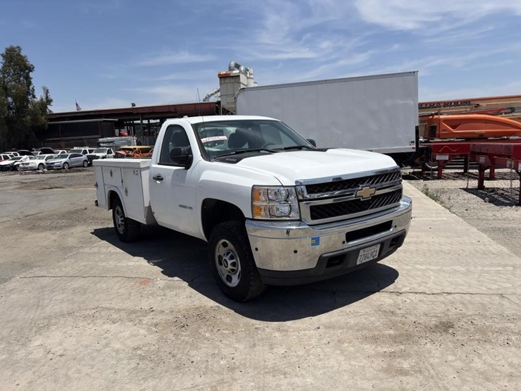 2011-chevrolet-silverado-2500-image-2
