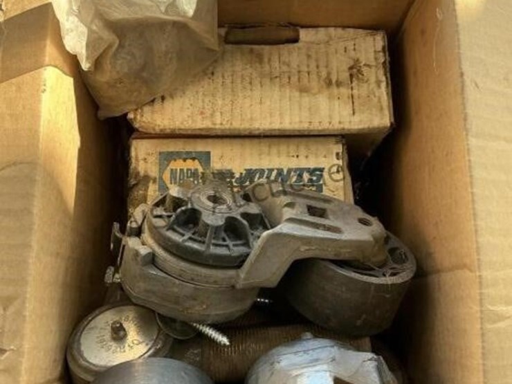 pallet-of-international-truck-alternators-image-6