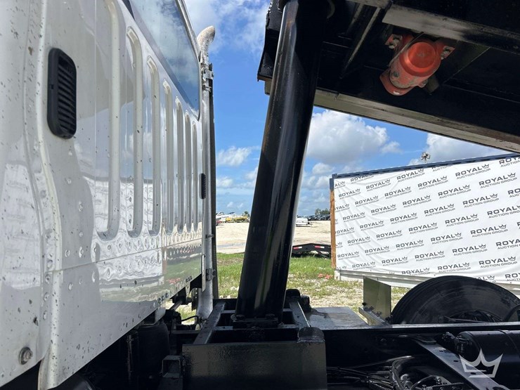 2013-freightliner-m2-106-image-24
