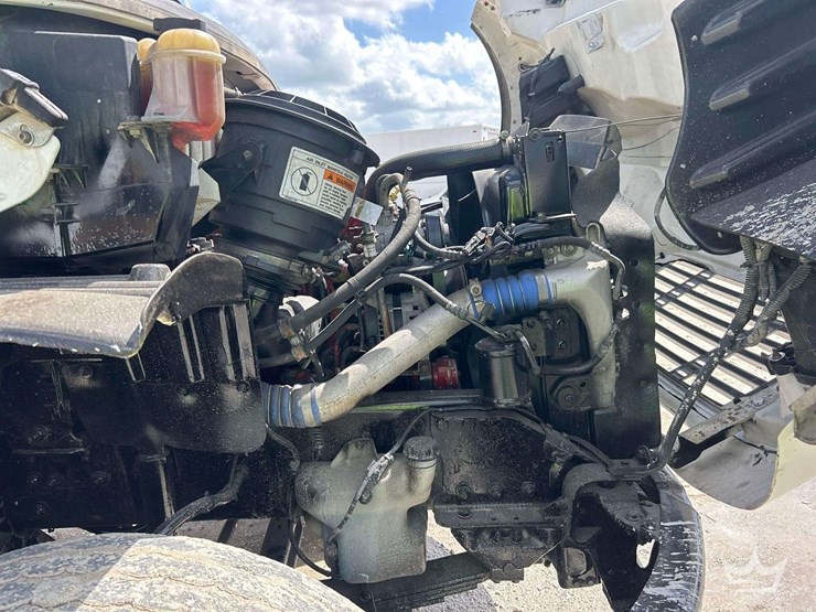 2013-freightliner-m2-106-image-11