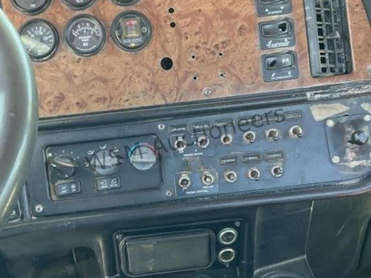 2004-peterbilt-378-image-21
