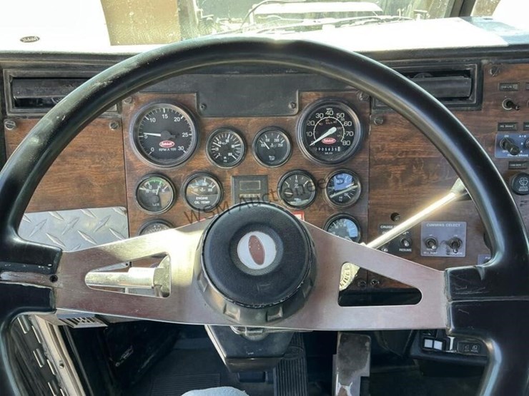 1999-peterbilt-379-image-17
