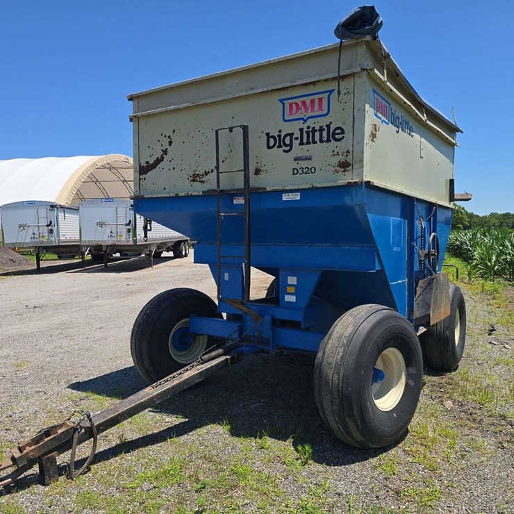 DMI 320 Gravity Wagon, Roll Tarp, Lights, Ext. tongue