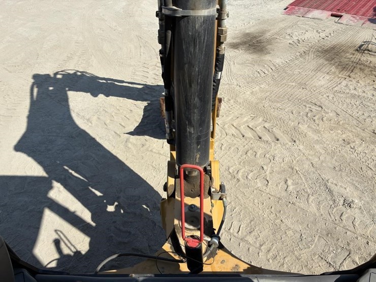 2022-caterpillar-430-image-40