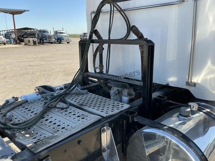 1993-peterbilt-379-image-10