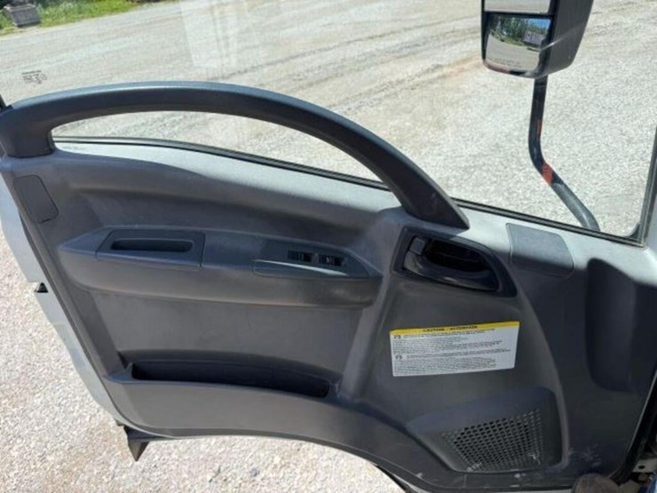 2015-isuzu-nrr-image-12