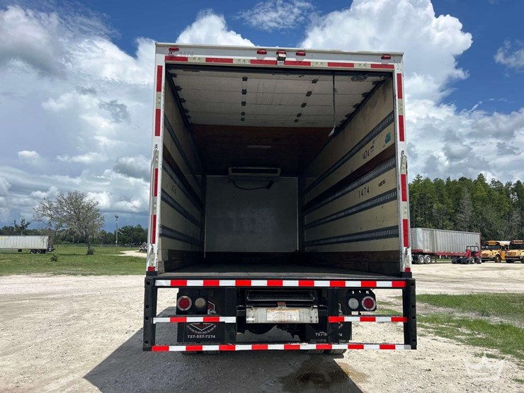 2017-freightliner-m2-106-image-26