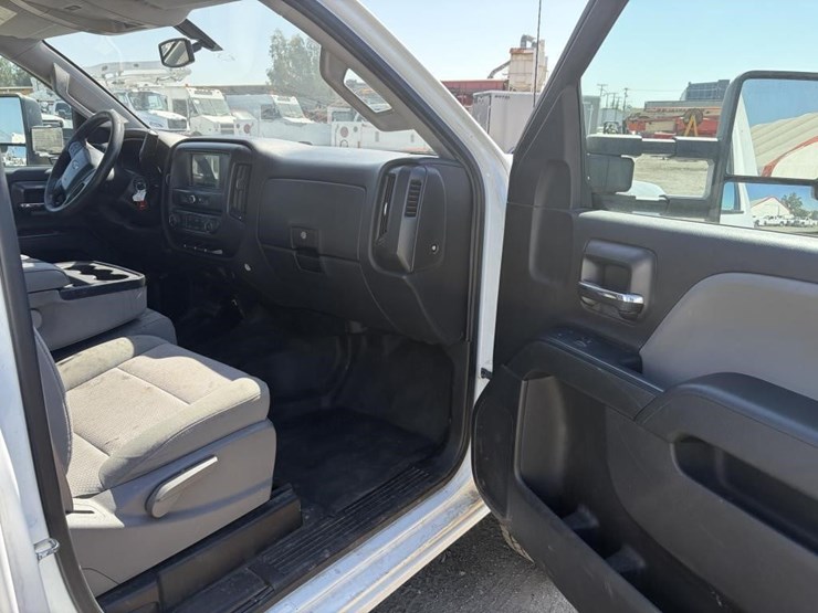 2016-chevrolet-silverado-3500-image-12