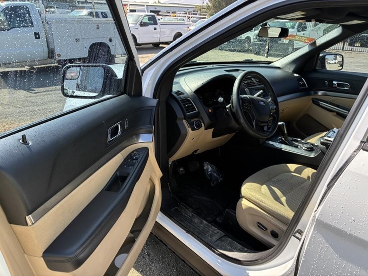 2017-ford-explorer-image-16