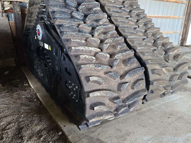 saucy-combine-tracks,-32''-very-low-use,-have-the-adapter-to-fit-a-jd-combine,-used-on-1-season-image-1
