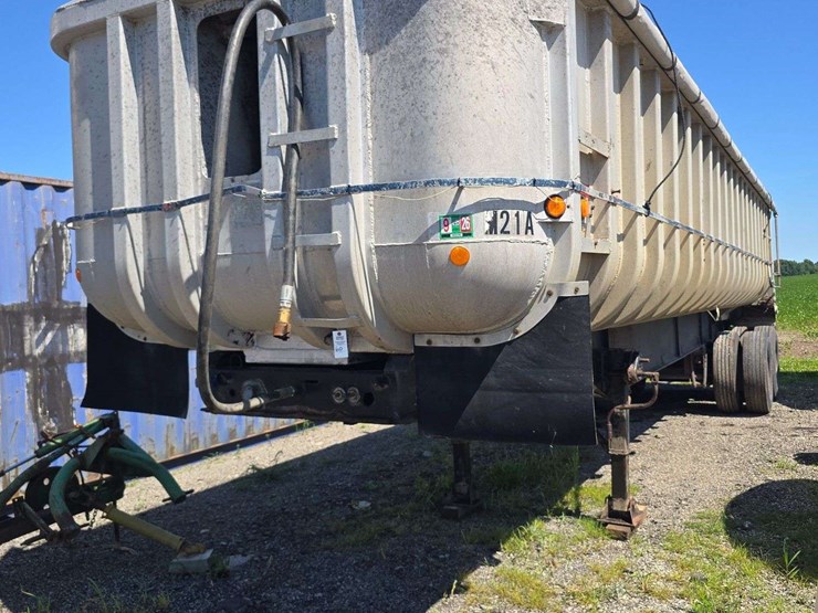 1970-fruehauf-dump-trailer,-32',-air-tailgate,-spring-ride,-full-frame,-grain-chute,-roll-tarp,-vin--639909-image-1