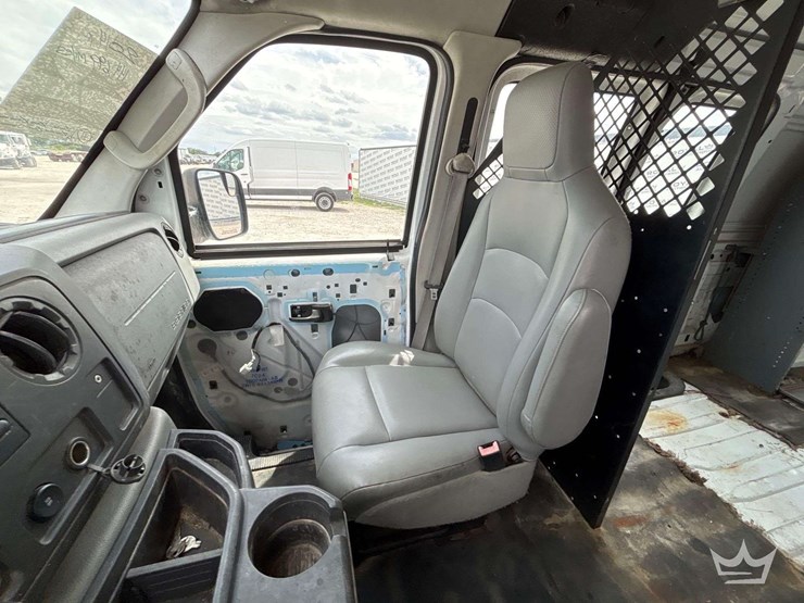 2014-ford-cargo-image-12
