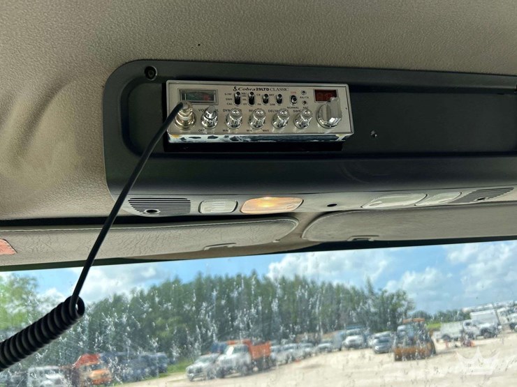 2013-freightliner-m2-106-image-22