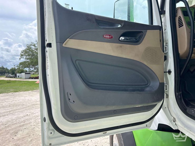 2015-peterbilt-567-image-14