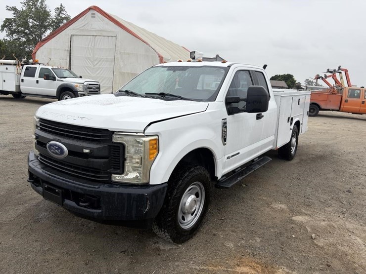 2017-ford-f350-xl-image-1